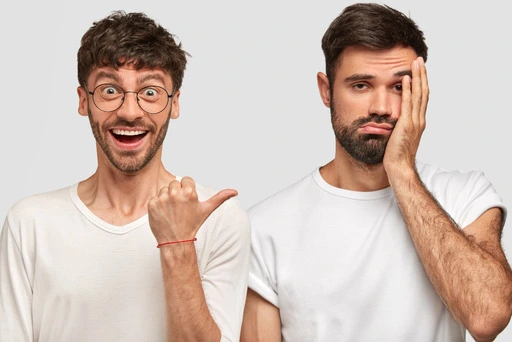 ہر مسکراہٹ کے پیچھے خوشی نہیں ہوتی